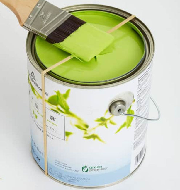 &Eacute;lastique sur le pot de peinture
