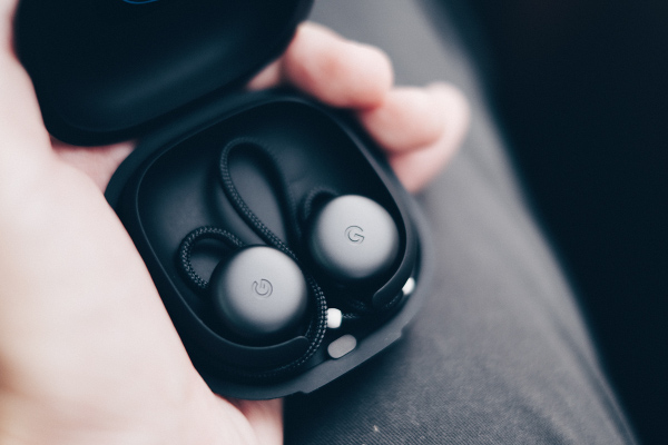 L'&eacute;tui des Google Pixel Buds propose plusieurs fonctionnalit&eacute;s