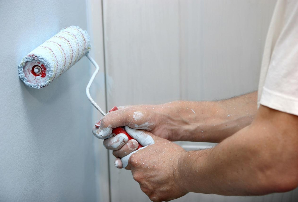 Pression sur le rouleau de peinture