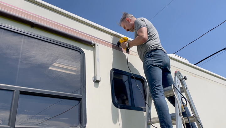 Le retrait des plus vieilles « stripes » demande parfois énormément de patience, armez-vous-en! patience retrait vieilles stripes