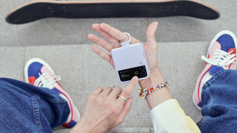 L'écran sur le dessus du Samsung Galaxy Z Flip 3 5G est maintenant de 1,9 pouces. Écran dessus Samsung Galaxy Z Flip 3 5G