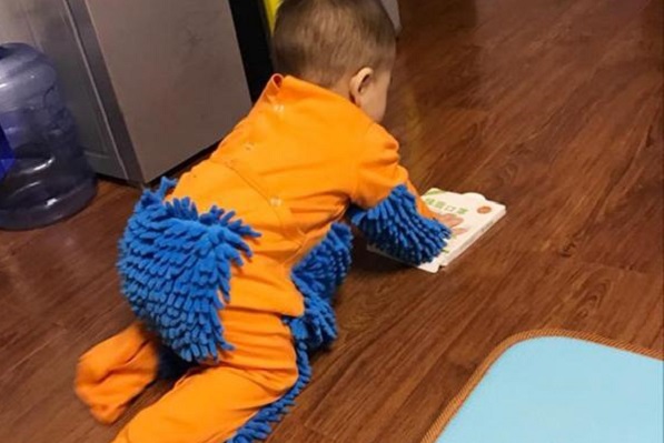 baby mop porte par un enfant