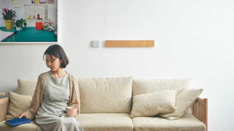 L'autre aspect int&eacute;ressant de la barre intelligente Mui c'est qu'elle est subtile avec son look naturel en bois. Les lumi&egrave;res LED apparaissent seulement lorsqu'on le demande.&nbsp;