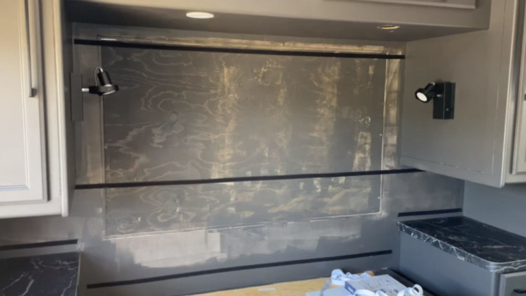 contreplaqué fenêtre rénovation VR tête de lit chambre à coucher