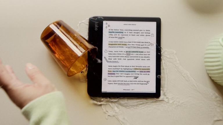 La liseuse Kobo Libra Colour est étanche pour qu'on puisse lire n'importe où.