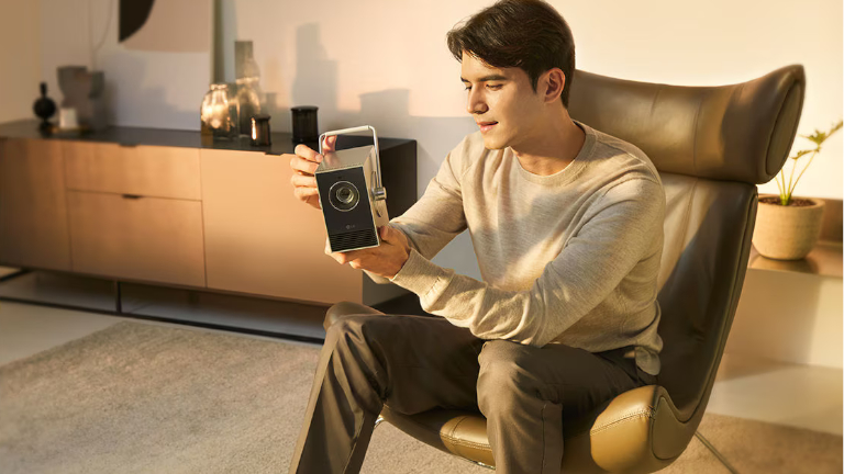 On peut facilement transporter le Cinebeam Q de LG grâce à sa poignée. LG Cinebeam Q transportabilité