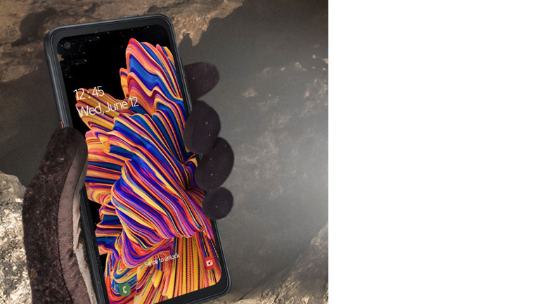 Muni d’une touche XCover et de sensibilité tactile accrue, on peut utiliser le téléphone même ganté. samsung galaxy xcover pro résistant eau poussière utilisation gants