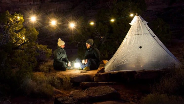 Parmi les différents accessoires d’éclairage de Biolite, la SiteLight fait la plus belle ambiance chaleureuse.
