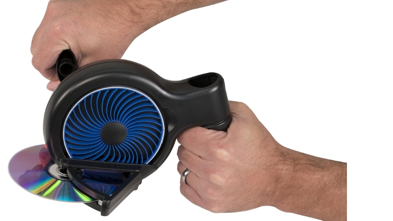 Le Skip Doctor, un outil pour la r&eacute;paration des disques ray&eacute;s comme les CD, DVD et jeux vid&eacute;o, a &eacute;t&eacute; introduit sur le march&eacute; dans les ann&eacute;es 2000.