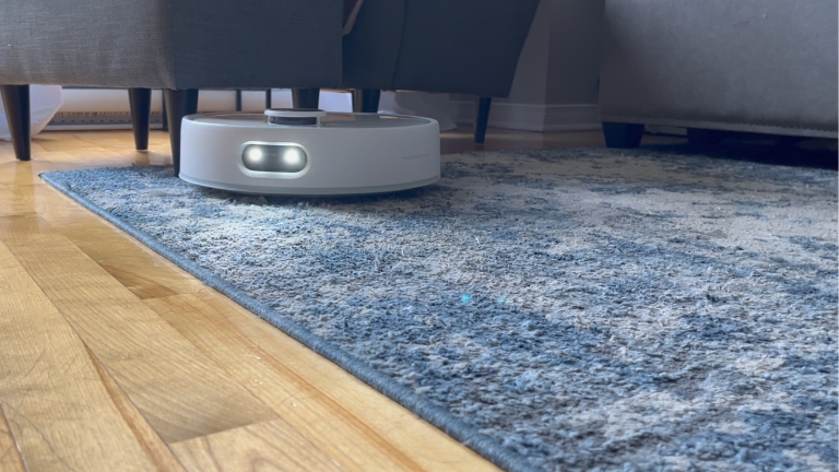 On peut ajuster les paramètres d'aspiration selon la surface, comme les tapis.