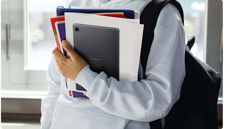 La tablette Galaxy Tab A7 Lite est conçue plus petite et plus légère pour être apportée partout. tablette Samsung Galaxy Tab A7 Lite légère petite apporter partout