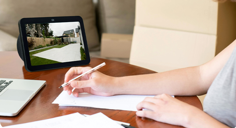 On peut regarder le flux vidéo de la caméra sur notre écran connecté.