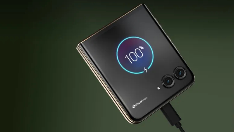 T&eacute;l&eacute;phone pliable Motorola Razr+ 2024.