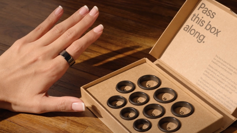On commence l'exp&eacute;rience en recevant une trousse d'essayage pour trouver la bonne taille pour notre bague Ultrahuman.