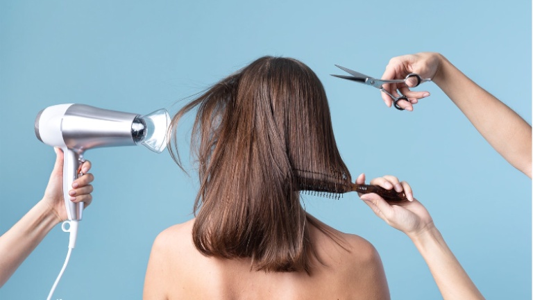 Comment se couper les cheveux soi-même? Des chaines YouTube nous aident