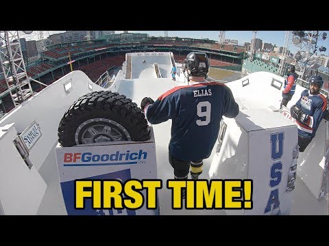 Des joueurs de hockey tentent leur chance sur le Red Bull Crashed Ice