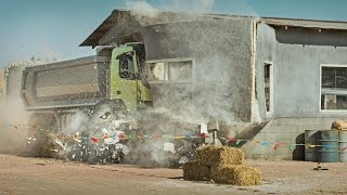 Un gros camion téléguidé... contrôlé par une fillette de 4 ans!
