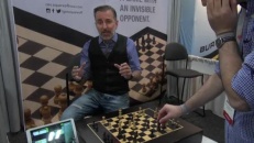 Les pièces de ce jeu d'échecs bougent toutes seules! 