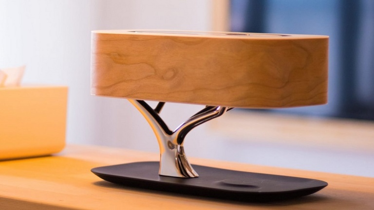 Une lampe de chevet avec haut-parleur qui recharge votre téléphone