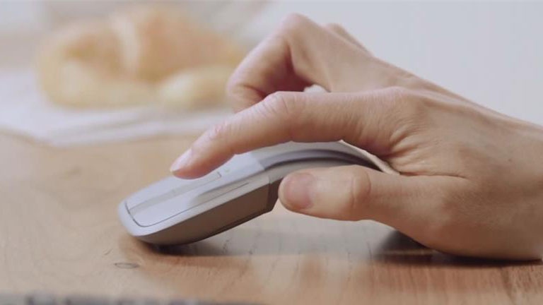 Une souris d'ordinateur ultra portative qui se plie