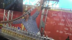 Ce barman bat un record du monde spectaculaire