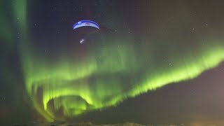 En parapente à travers les aurores boréales