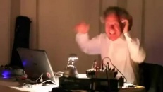 DJ vraiment trop heureux