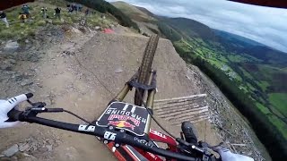 Montée d'adrénaline garantie avec cette époustouflante descente en BMX