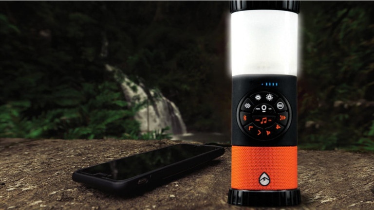 Cette lampe tout-en-un, parfaite pour vos soirées en camping