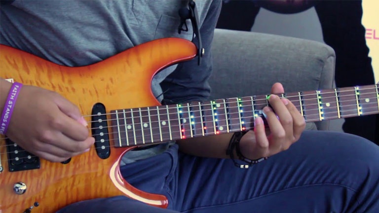 Apprendre la guitare en son et lumière