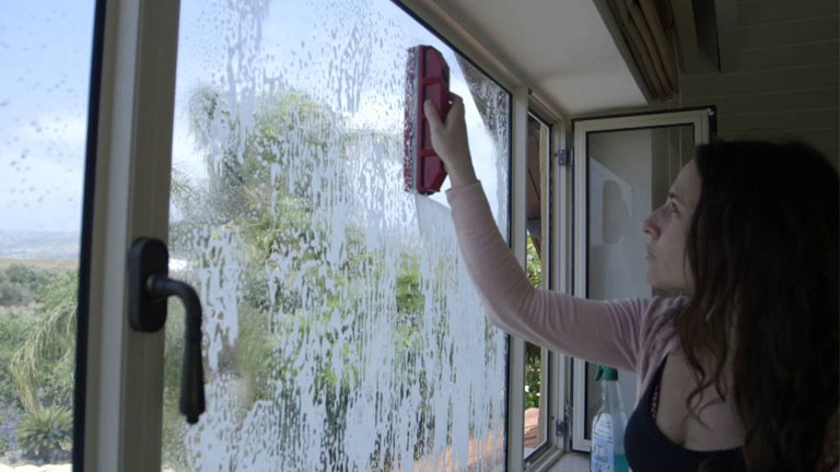 Un «squeegee» à bas prix pour laver ses vitres deux fois plus vite