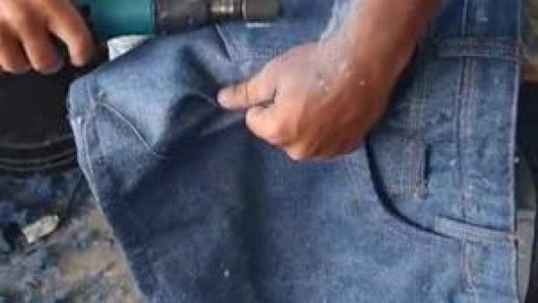 Des jeans troués « do it yourself »