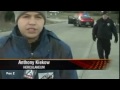 Blooper... un policier réalise qu'il passe en direct à la télé!