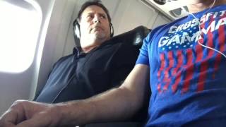 Il réclâme l'appui-bras dans l'avion et sa vidéo devient virale