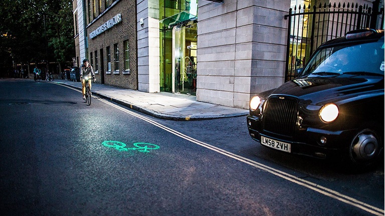 Prévenez les automobilistes de votre présence en vélo grâce à ce laser