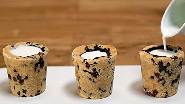 Des shooters-biscuits pour boire son lait