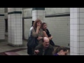 Le sol du métro de Toronto: si propre qu'on peut y manger!