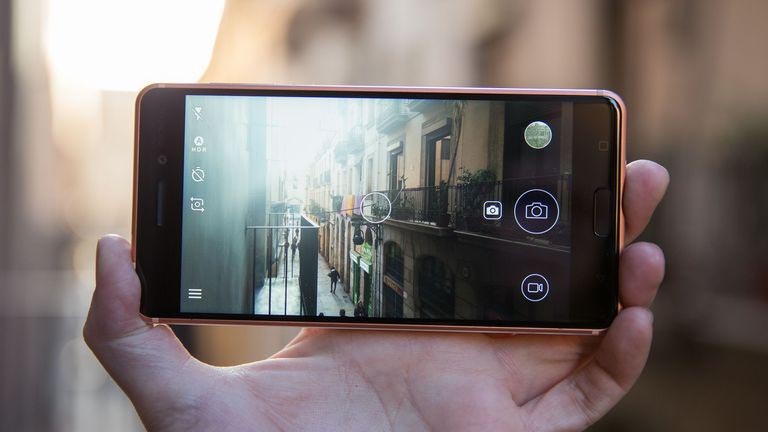Un mobile qui filme devant et derrière la caméra