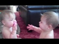 Deux bébés... une seule suce!