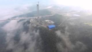 Un pont qui donne le vertige sur le point d'être inauguré en Chine