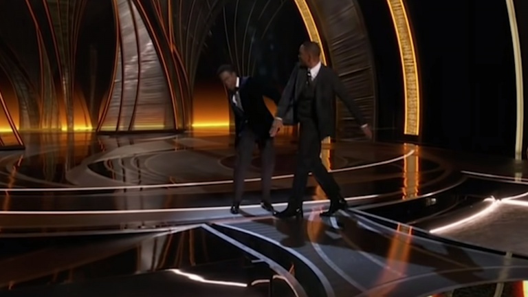 Will Smith ébranle la cérémonie des Oscars en giflant Chris Rock sur scène