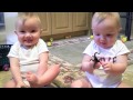 Des petits jumeaux s'amusent à imiter leur papa
