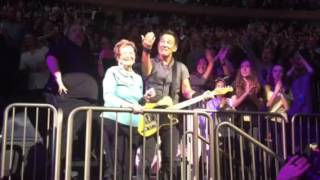 La mère de Bruce Springsteen est le vrai Boss!