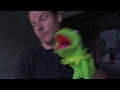 Kermit et son jumeau chantent «Under Pressure» pour les sans-abri