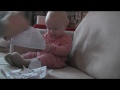 Bébé qui rit aux éclats Bébé qui rit aux éclats