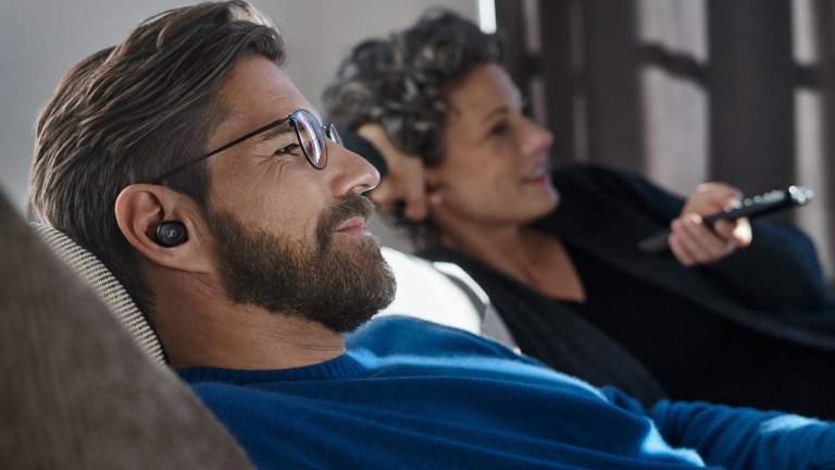 Écoutez la télévision sans déranger personne grâce à ces écouteurs-boutons de Sennheiser