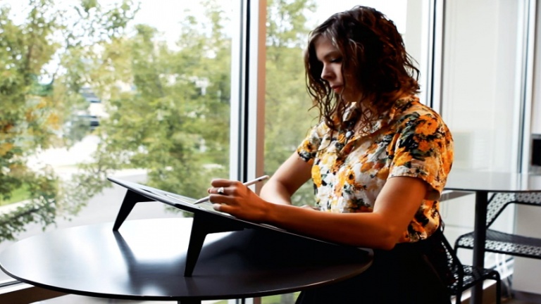 Cette tablette à iPad nous aide à dessiner confortablement