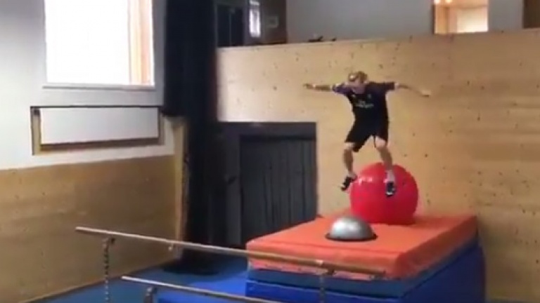 La routine d'entrainement de ce skieur est plutôt étonnante !