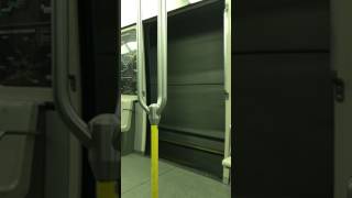 Des images du métro de Montréal en marche avec une porte ouverte