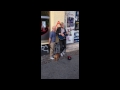 Jimmy Somerville fait la journée d'un musicien de rue